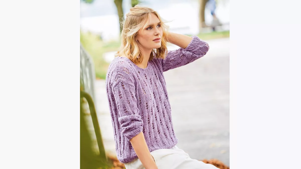 Лиловый пуловер с ажурным узором