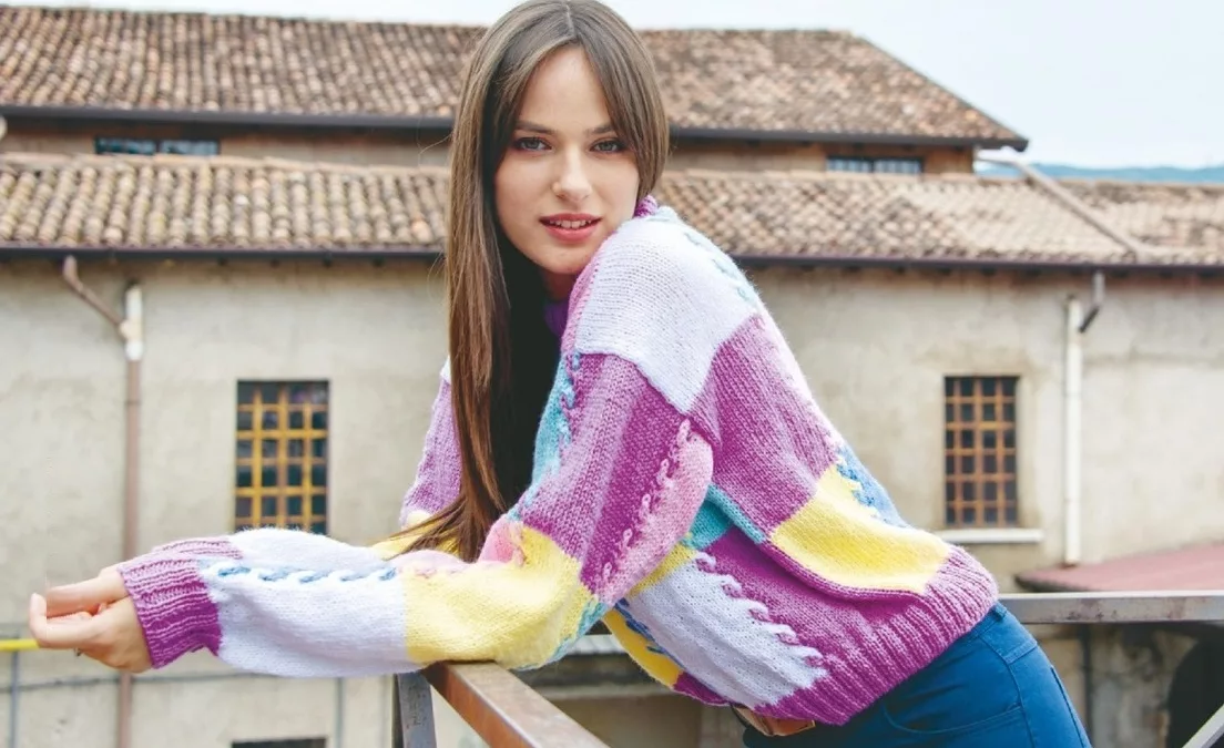 Разноцветный пуловер в стиле пэчворк