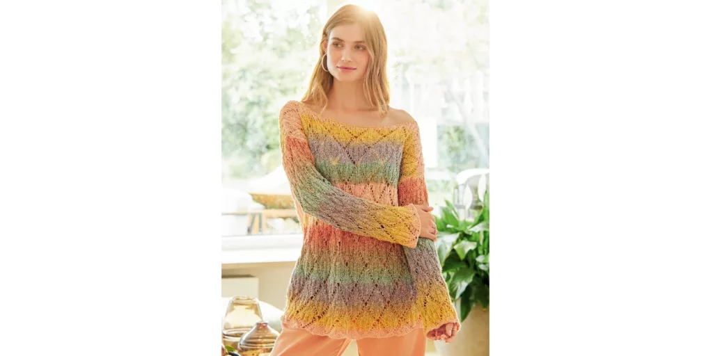 Пуловер с переходами цветов и широкой горловиной