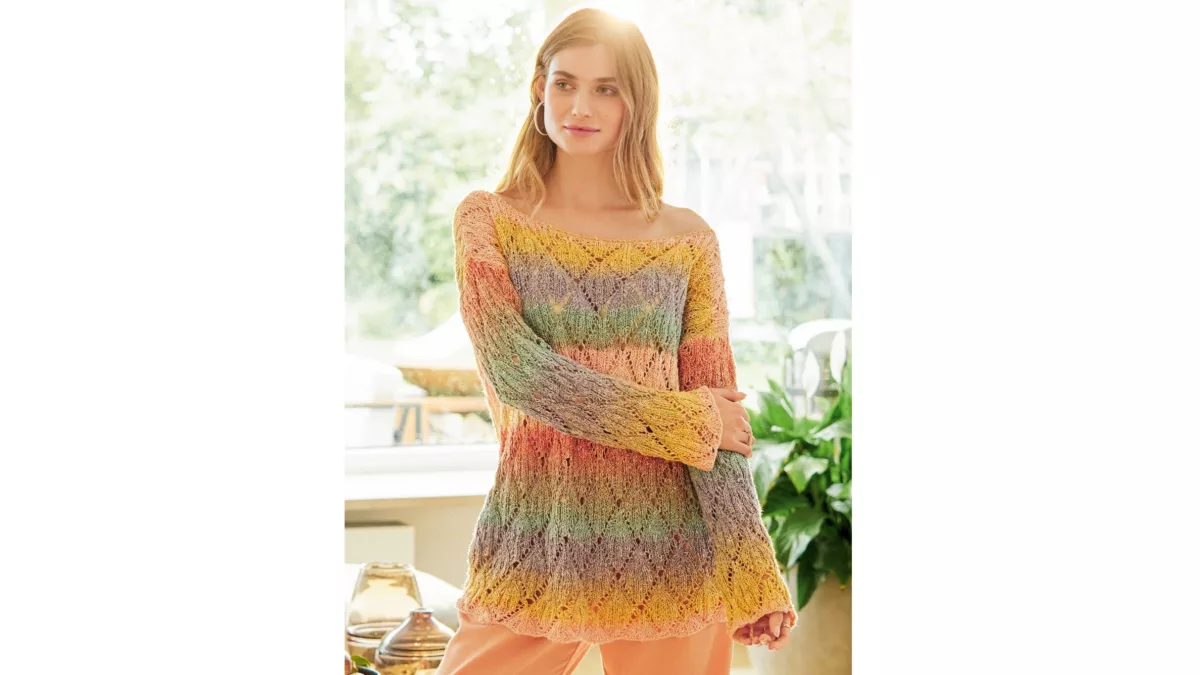 Пуловер с переходами цветов и широкой горловиной