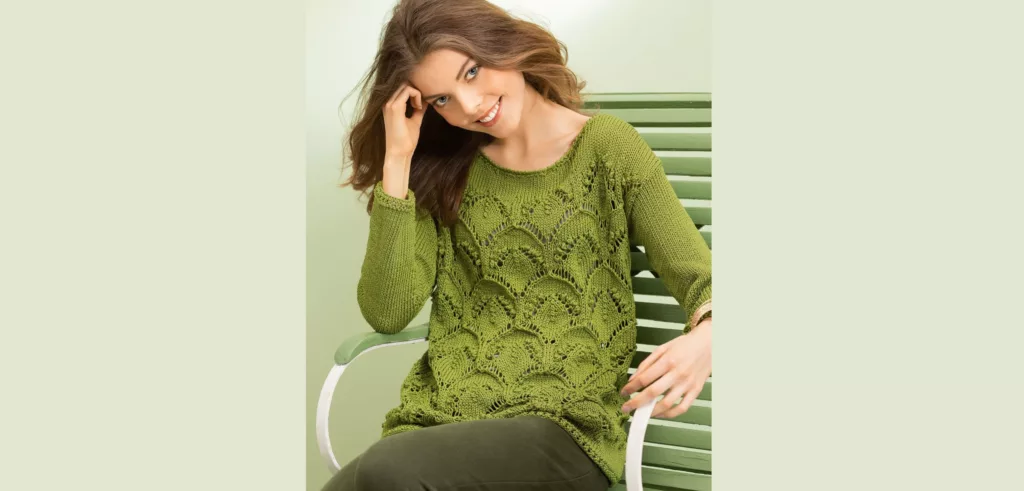 Зеленый пуловер ажурным узором с шишечками