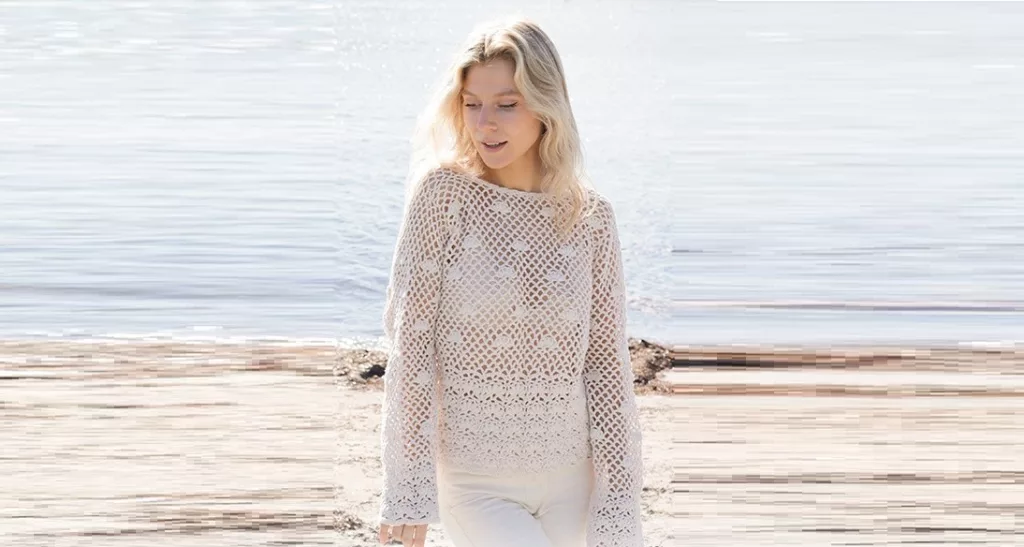 Openwork pullover with “bumps”