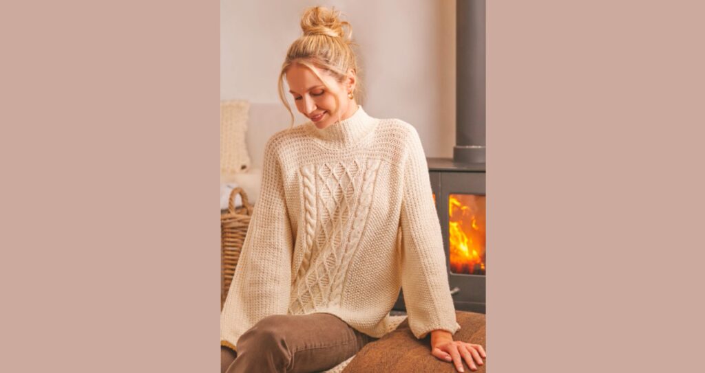 Pullover with a structured pattern and braids