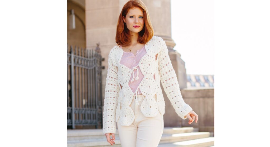 Openwork jacket with ties and crochet slippers