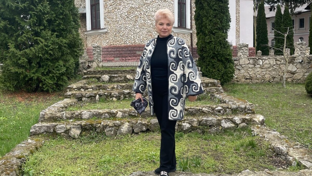 Кардиган из квадратных мотивов по спирали.