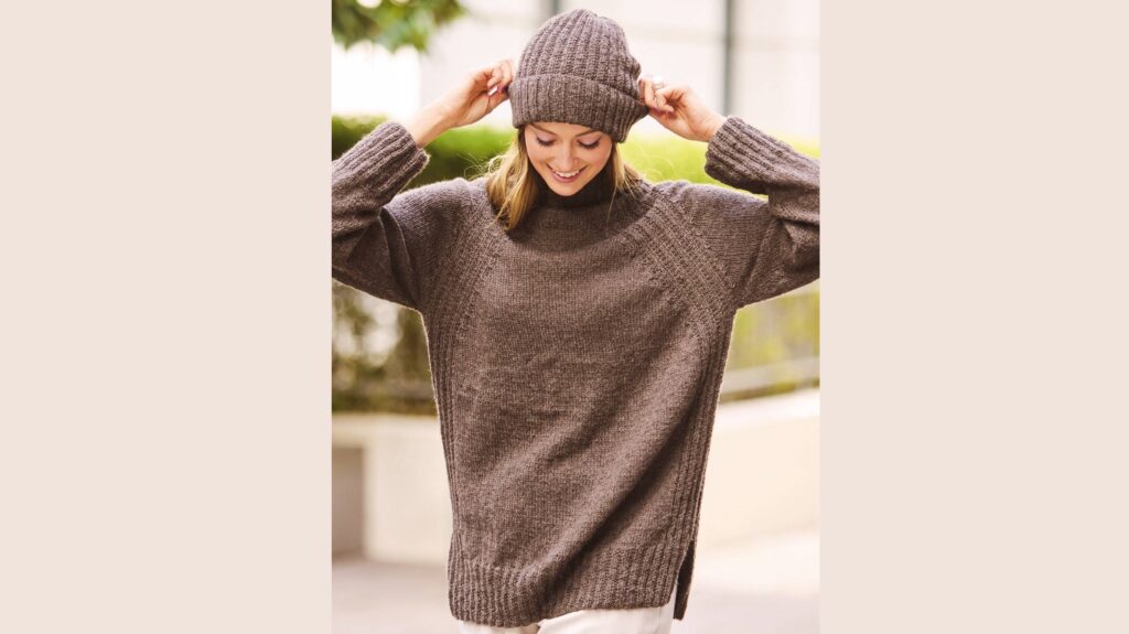 Длинный пуловер реглан с боковыми разрезами и шапка с отворотом