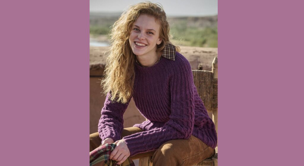 Баклажановый пуловер с кокеткой и «косами»