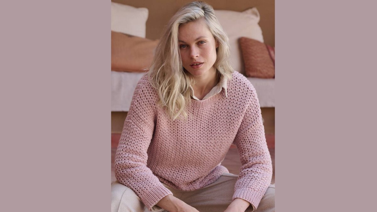 Розовый ажурный пуловер сквозным узором