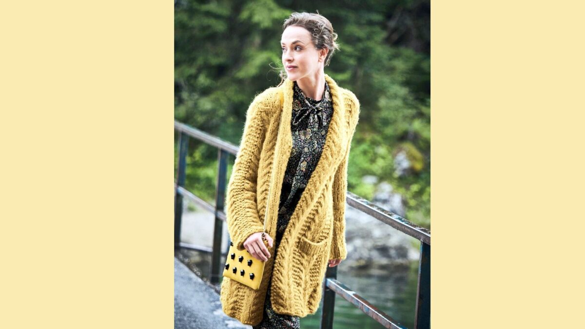 Удлинённый медово-жёлтый кардиган без застёжек с карманами и узором из кос