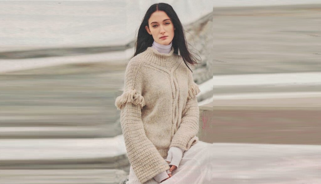 Вязаный пуловер с бахромой на рукавах