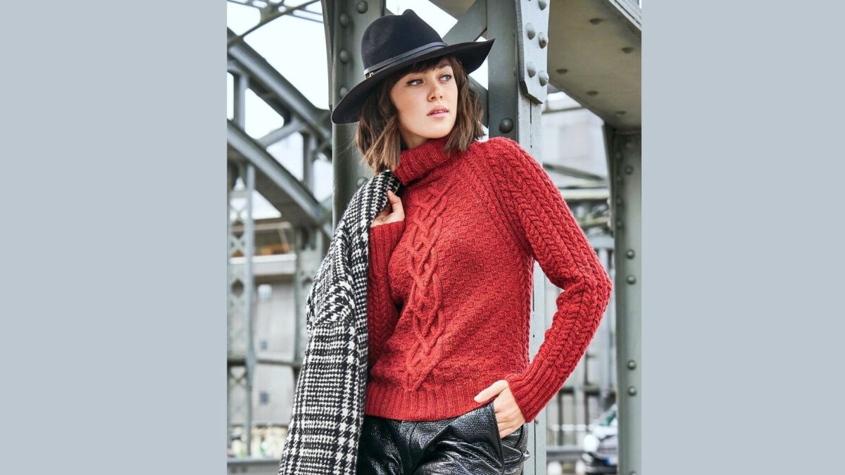Красный свитер-реглан с аранами, косами и структурным узором