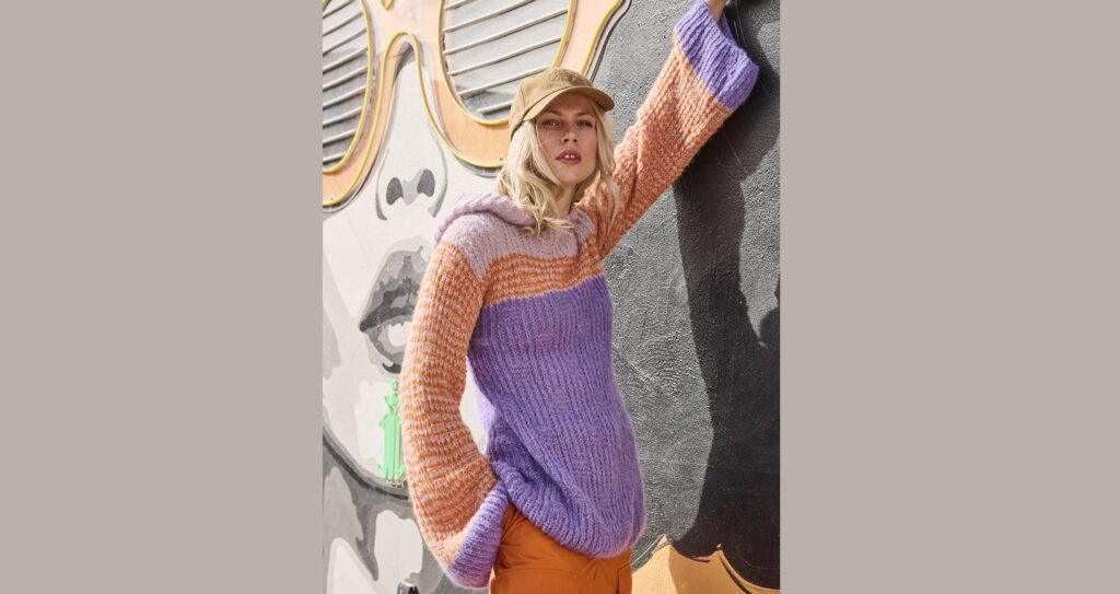 Длинный вязаный пуловер с капюшоном и рукавами-раструбами