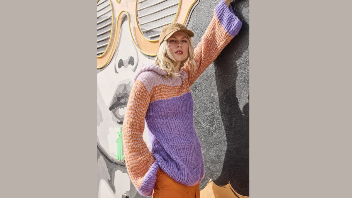 Длинный вязаный пуловер с капюшоном и рукавами-раструбами