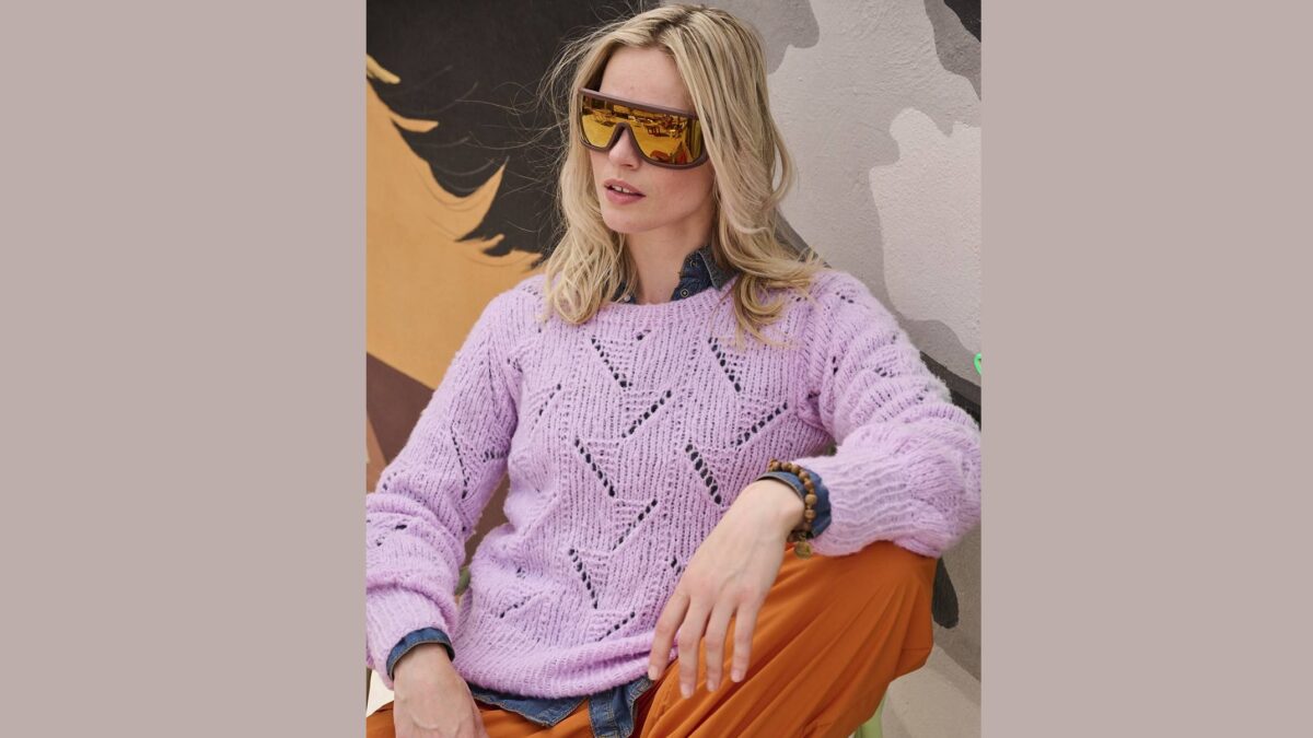 Пуловер с ажурно­-структурным узором