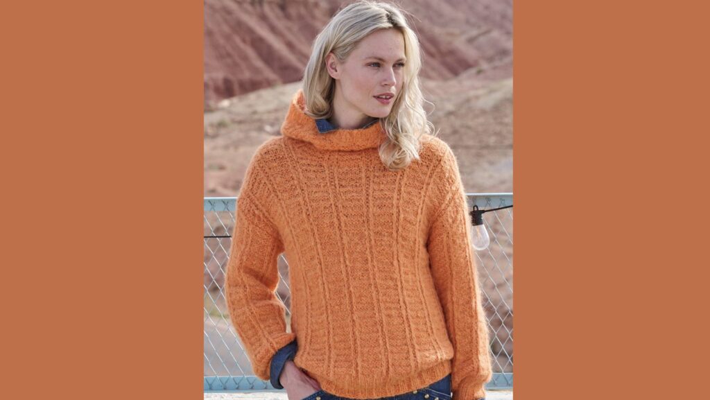 Оранжевый пуловер с капюшоном