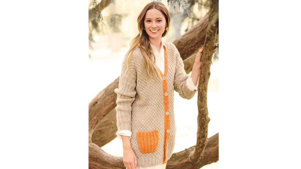 Вязаный кардиган с накладными карманами и узором из «розочек»