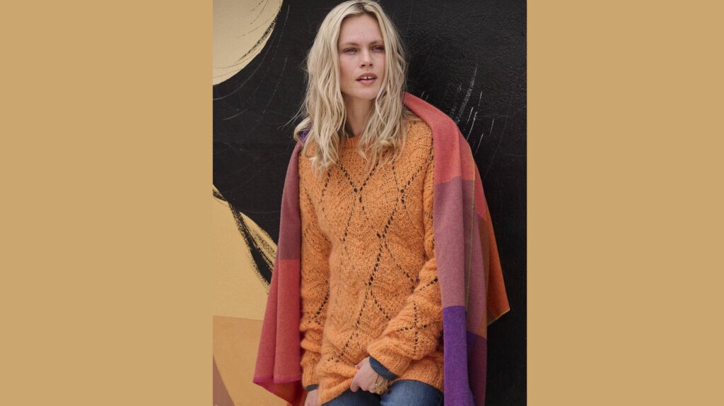 Рыжий пуловер с ажурными ромбами