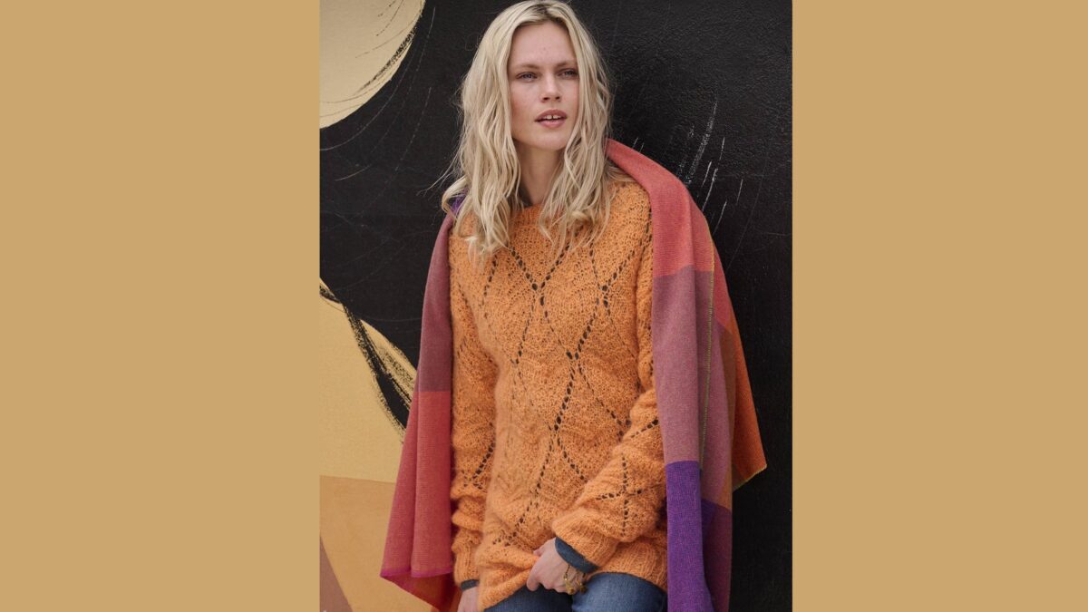 Рыжий пуловер с ажурными ромбами