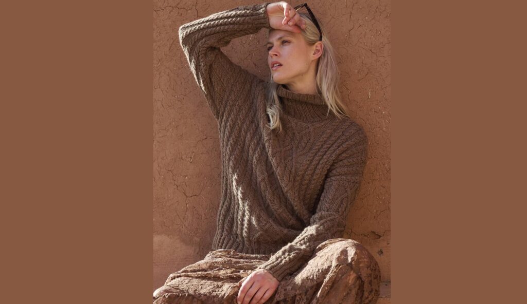 Пуловер с арановым узором: ромбами и «косами»