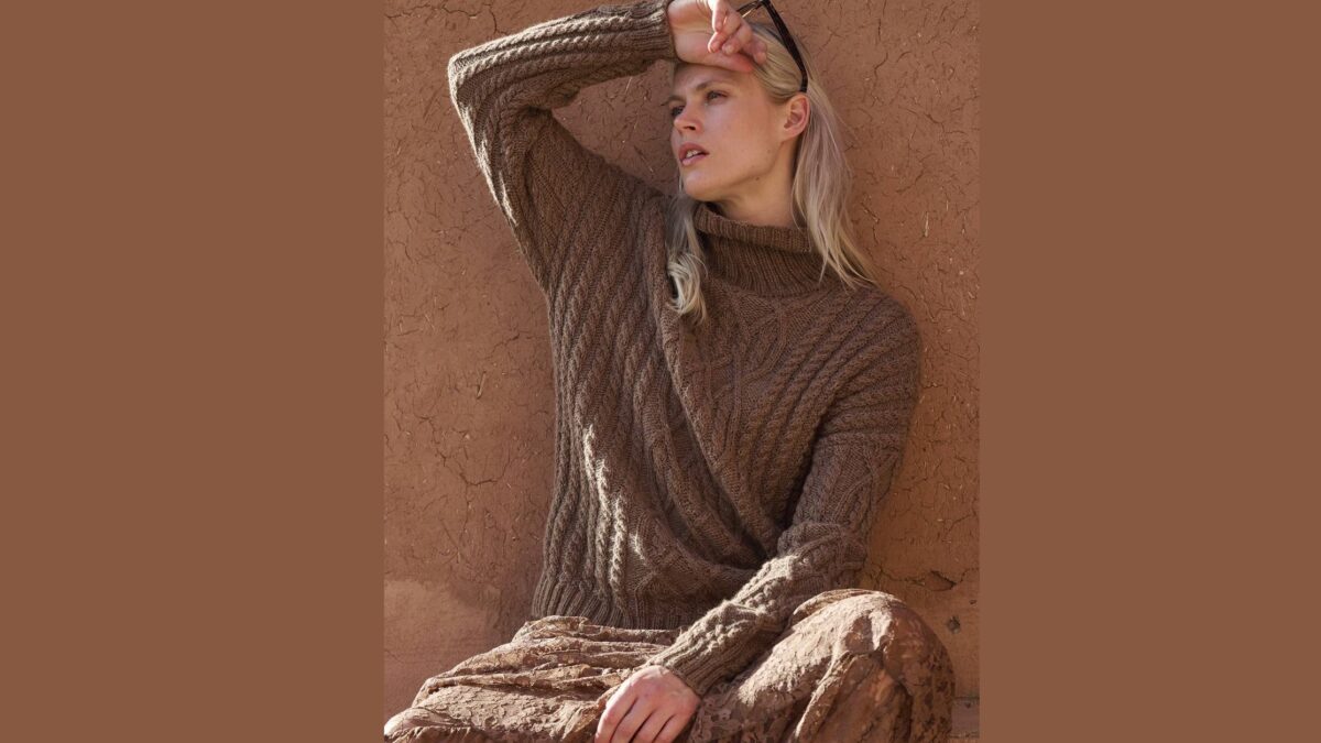 Пуловер с арановым узором: ромбами и «косами»