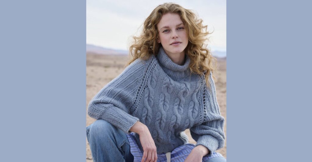 Пуловер с глубокими линиями реглана