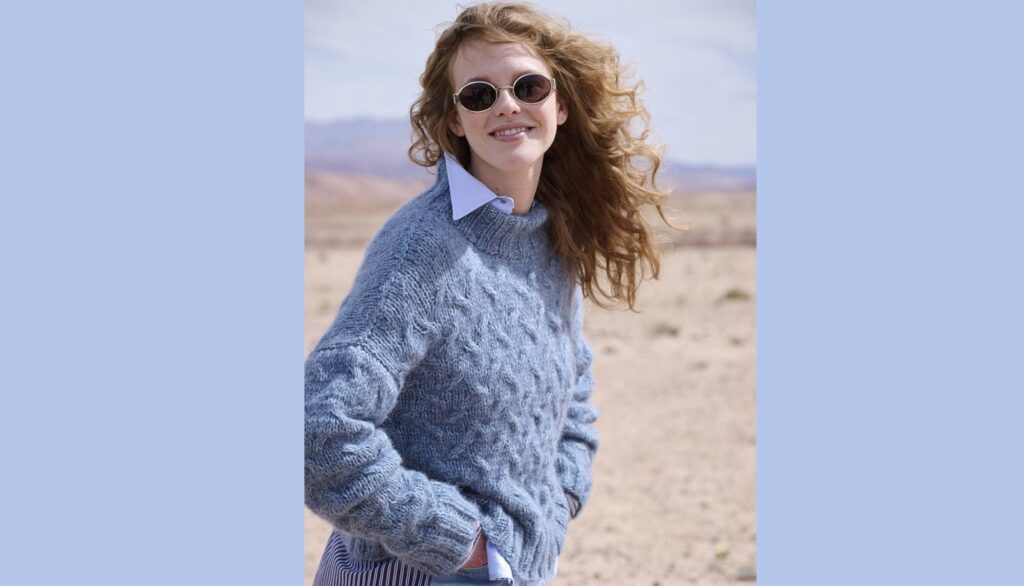 Голубой вязаный пуловер узором «Косы»