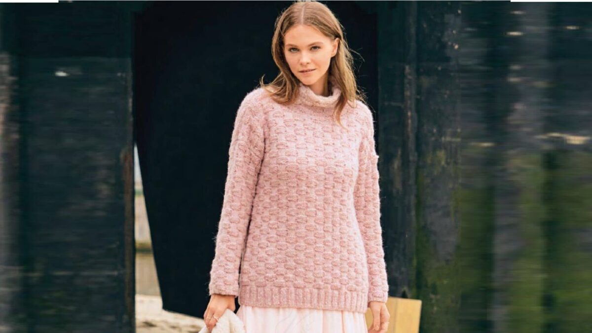 Теплый розовый свитер с плетеным узором