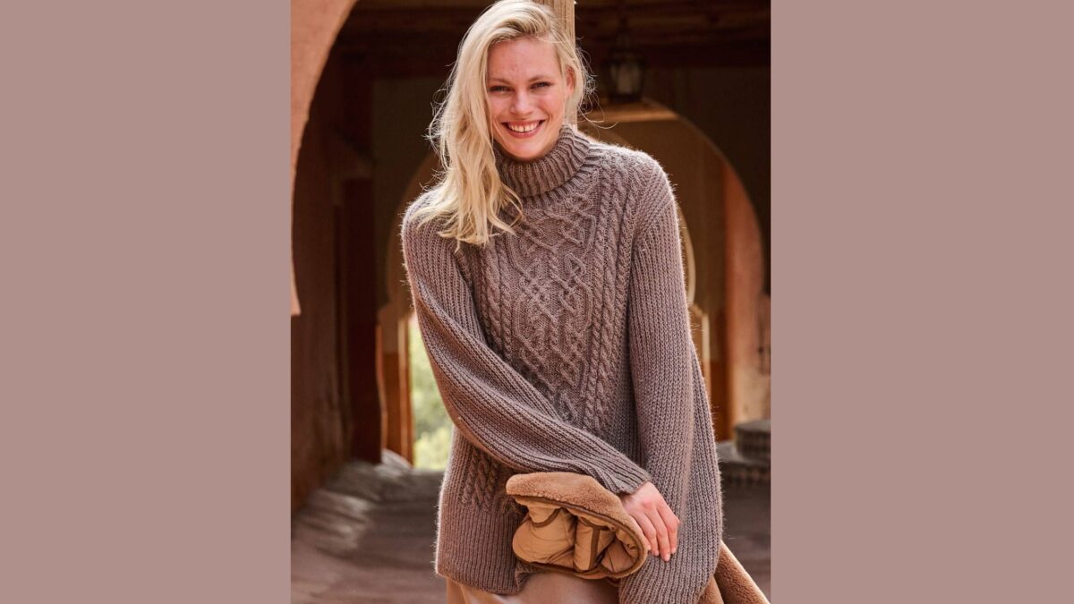 Вязаный пуловер с воротником гольф и аранами