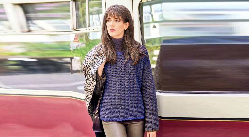 Двухцветный коричнево-фиолетовый пуловер с рельефным узором