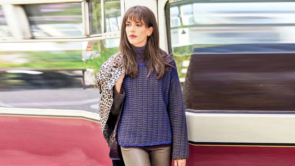 Двухцветный коричнево-фиолетовый пуловер с рельефным узором