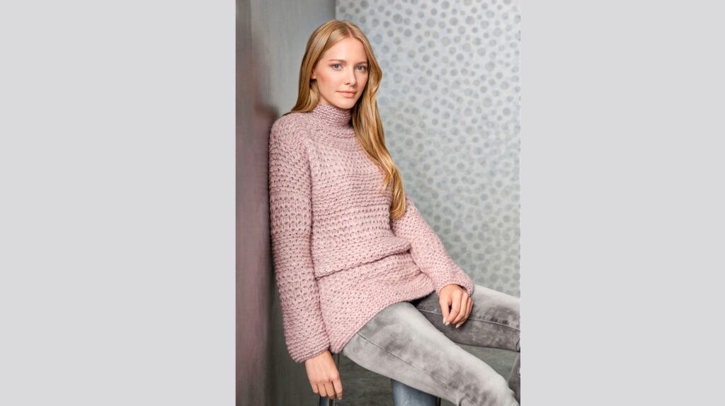 Удлинённый нежно-розовый свитер крупной вязки с миксом структурных узоров