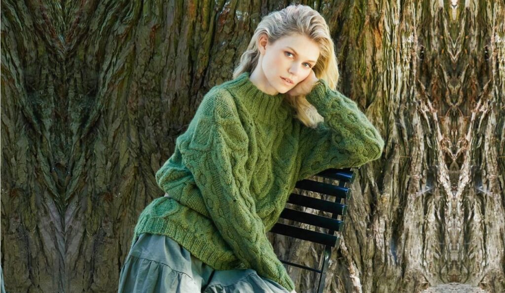 Зеленый шерстяной пуловер с сочетанием узоров из «кос»