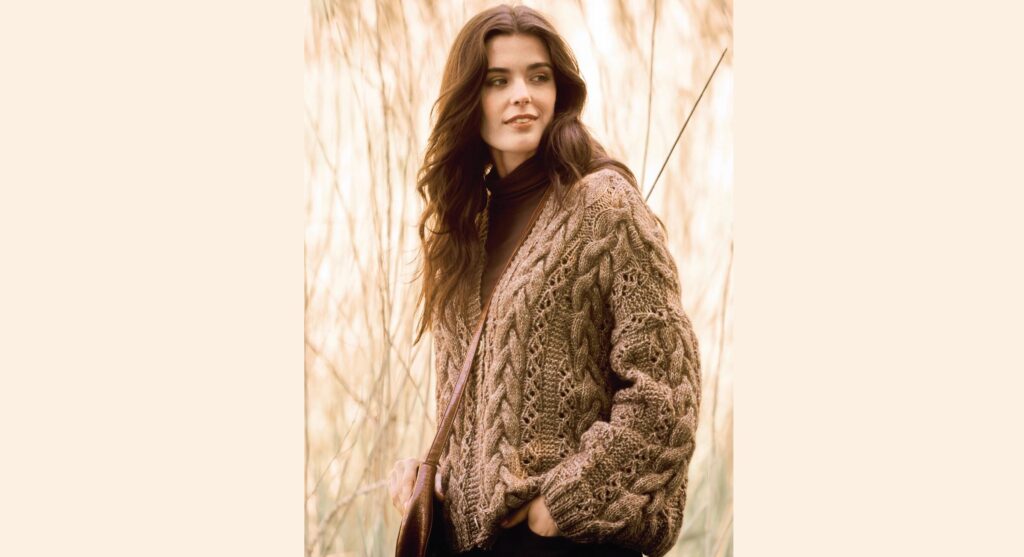 Кардиган с ажурным узором и «косами»