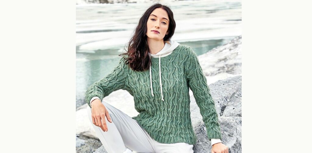 Зелёный пуловер с рельефными косами и широким круглым вырезом