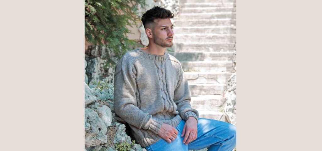 Мужской пуловер с рельефным узором по центру