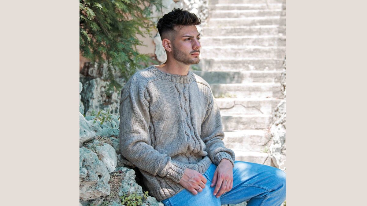 Мужской пуловер с рельефным узором по центру