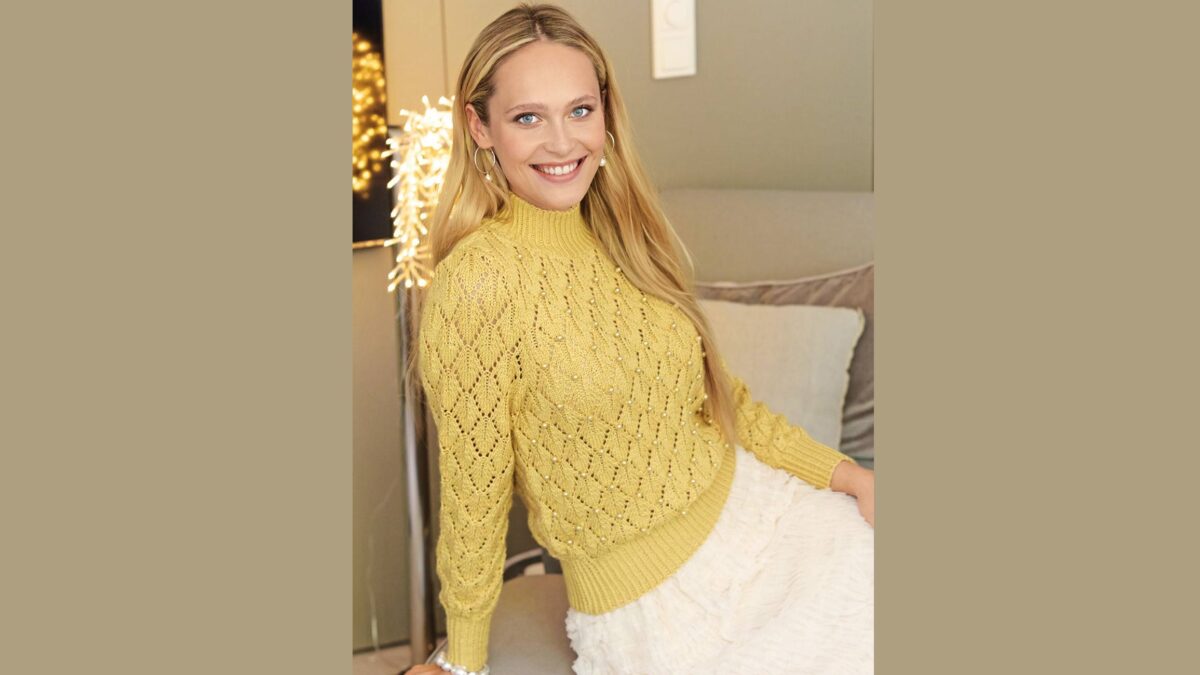 Ажурный пуловер воротником-стойкой и бусинами