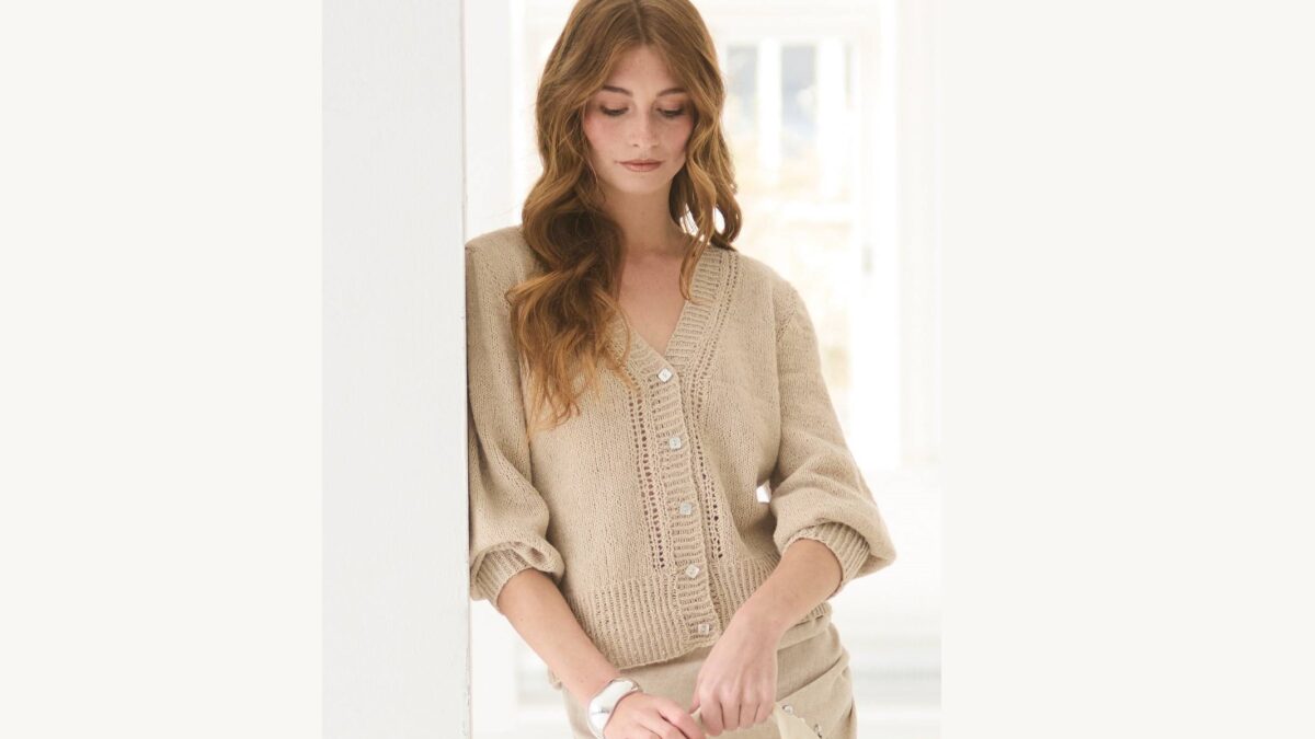 Бежевый кардиган с ажурными дорожками