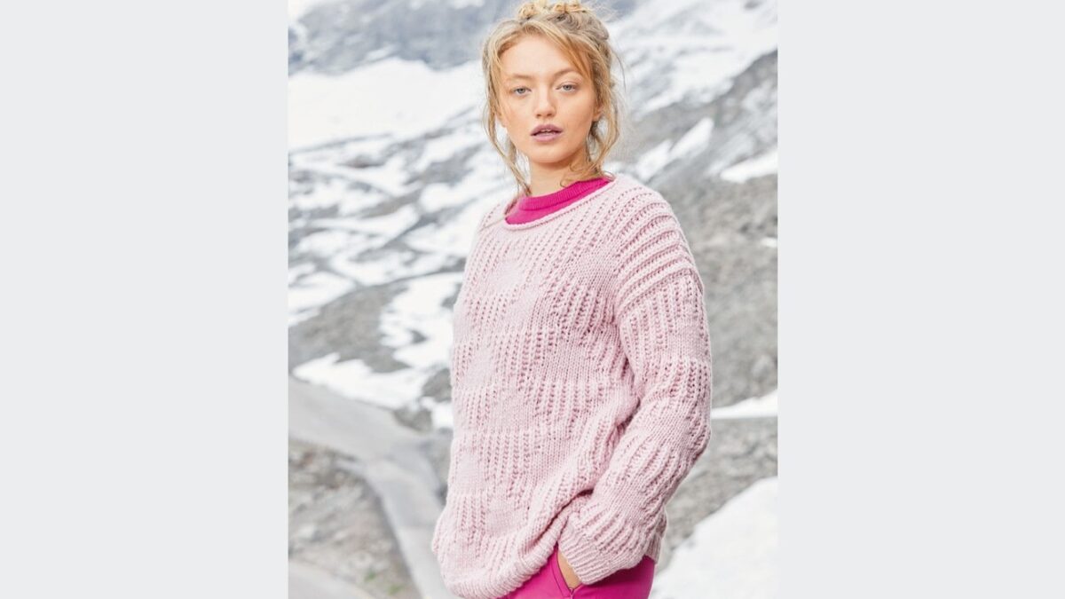 Нежно-розовый пуловер с патентным узором «треугольники» 