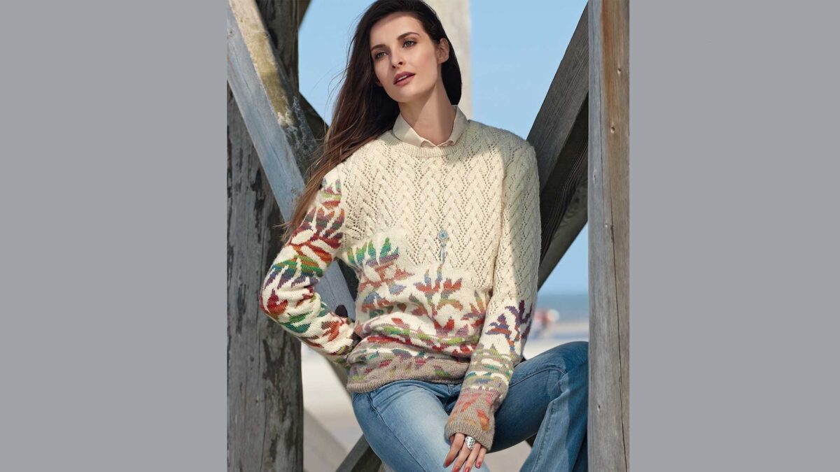 Ажурный джемпер с цветочным рисунком