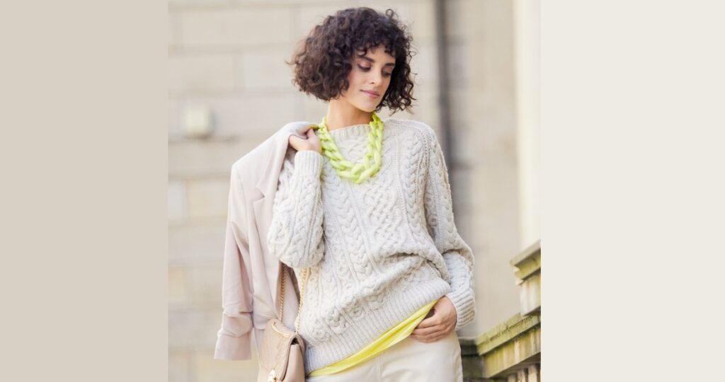 Удлинённый светло-серый пуловер-реглан с косами и аранами 