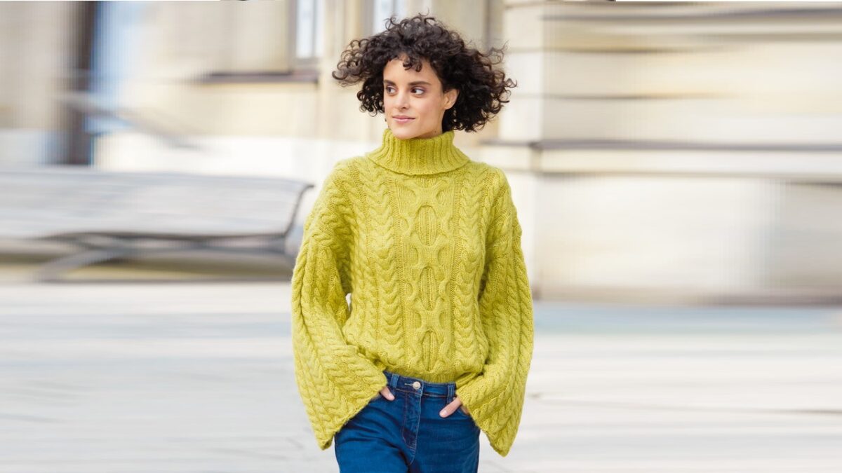 Пуловер с воротником гольф и широкими рукавами