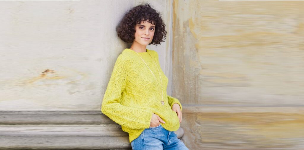 Пуловер с круглой кокеткой и рельефным узором