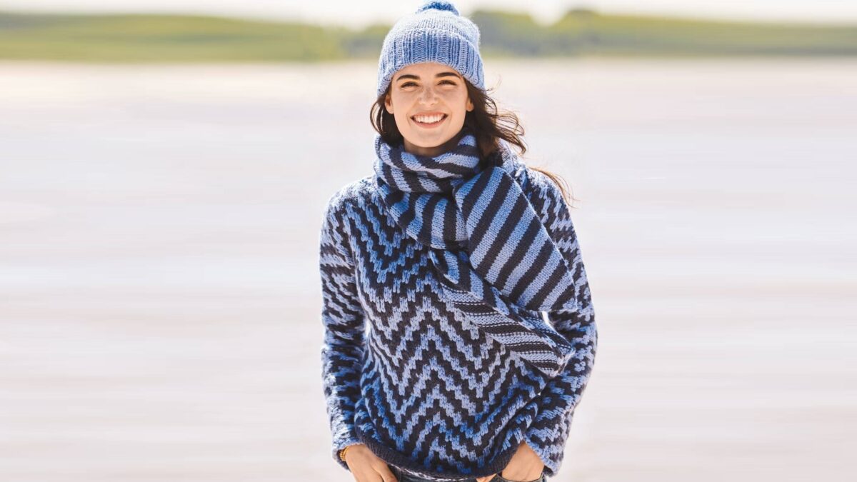 Пуловер с узором из снятых петель, шарф в полоску и шапка с помпоном