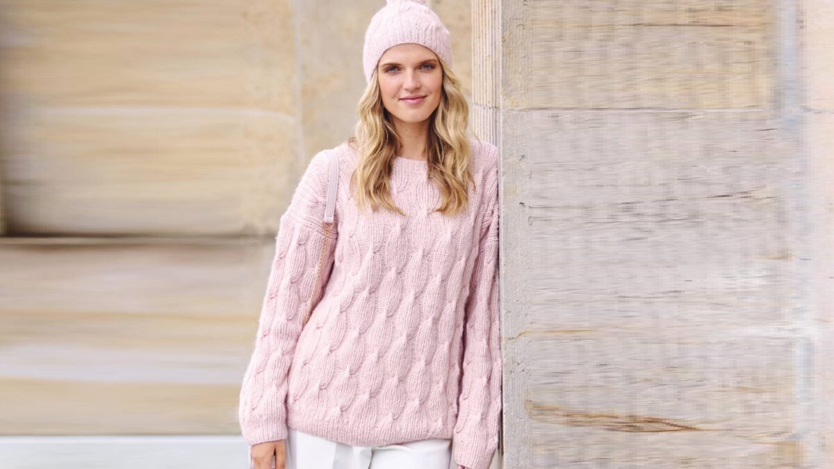 Пуловер и шапка с узором из «кос»