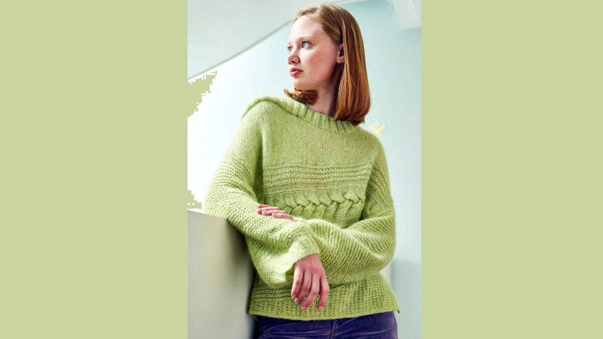 Пуловер с поперечными «косами» и плечевой планкой