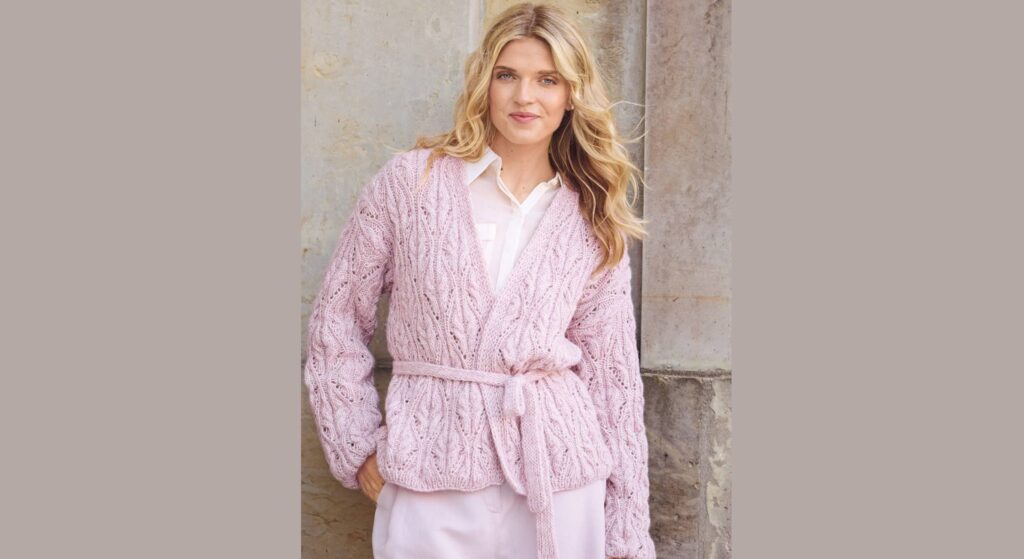 Вязаный кардиган узором из «кос» и поясом