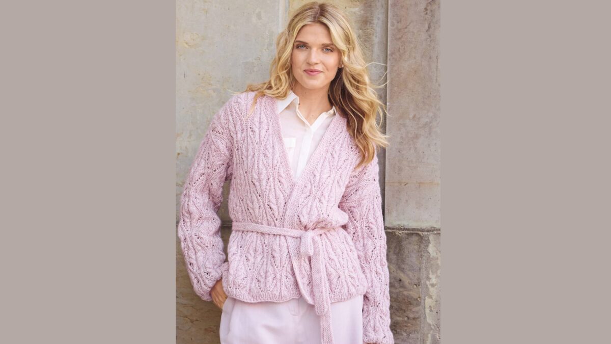 Вязаный кардиган узором из «кос» и поясом