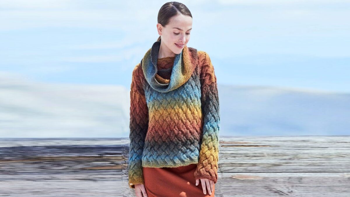 Пуловер плетеным узором