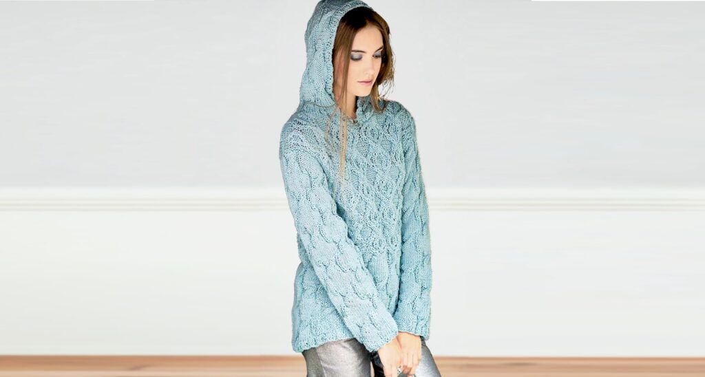 Мятный пуловер с капюшоном и узором из кос